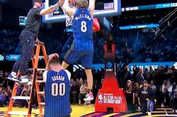 开云体育app-球星爆发！NBA赛场再现神级操作的简单介绍