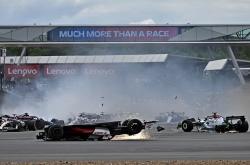 开云体育-威廉姆斯鏖战梅赛德斯，塞恩斯点燃赛场