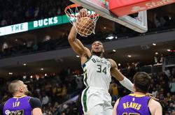 开云体育中国-雄鹿轻取掘金，塔图姆打破历史纪录