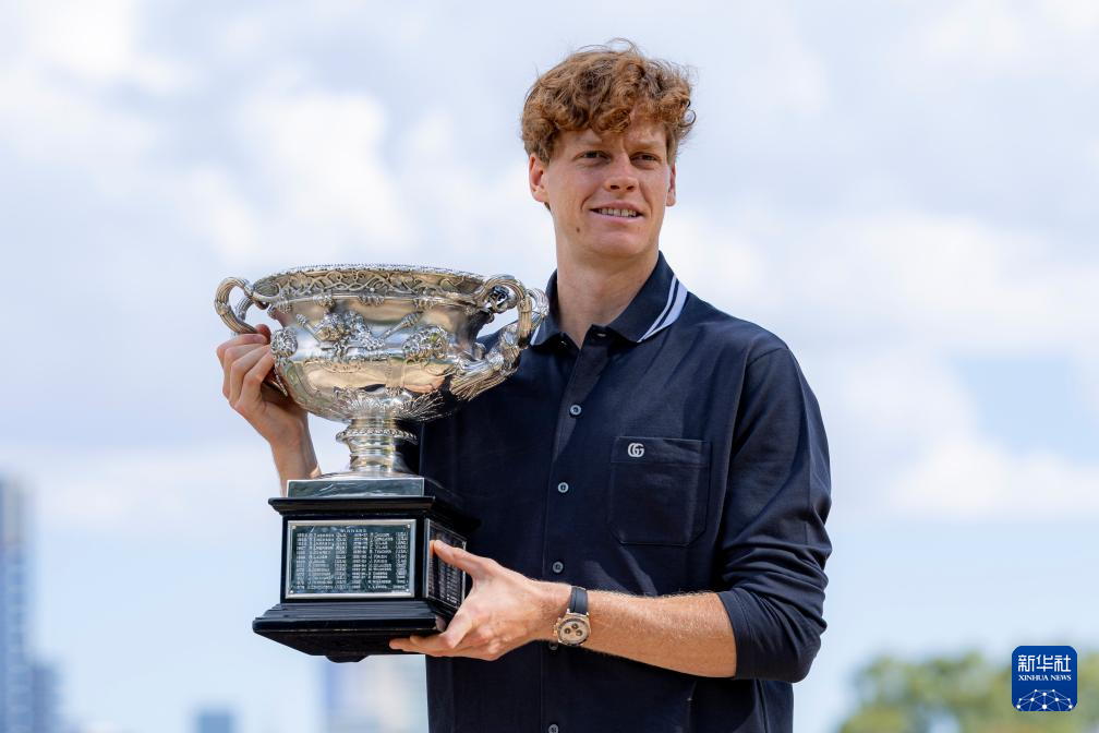 澳网完胜美网，辛纳惊艳四座