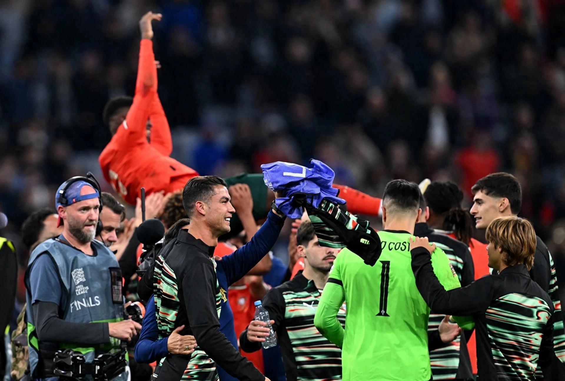 欧洲冠军联赛8强激战正酣，火爆对决引全球瞩目