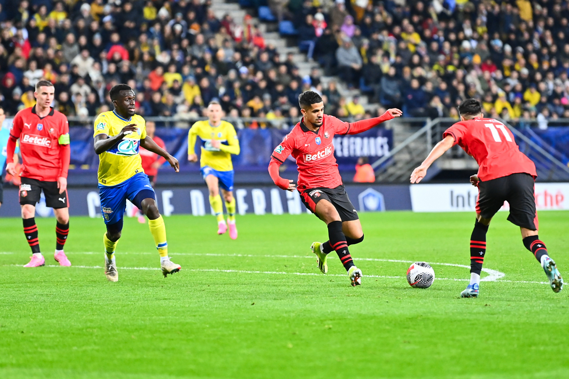 欧洲冠军联赛8强激战正酣，火爆对决引全球瞩目