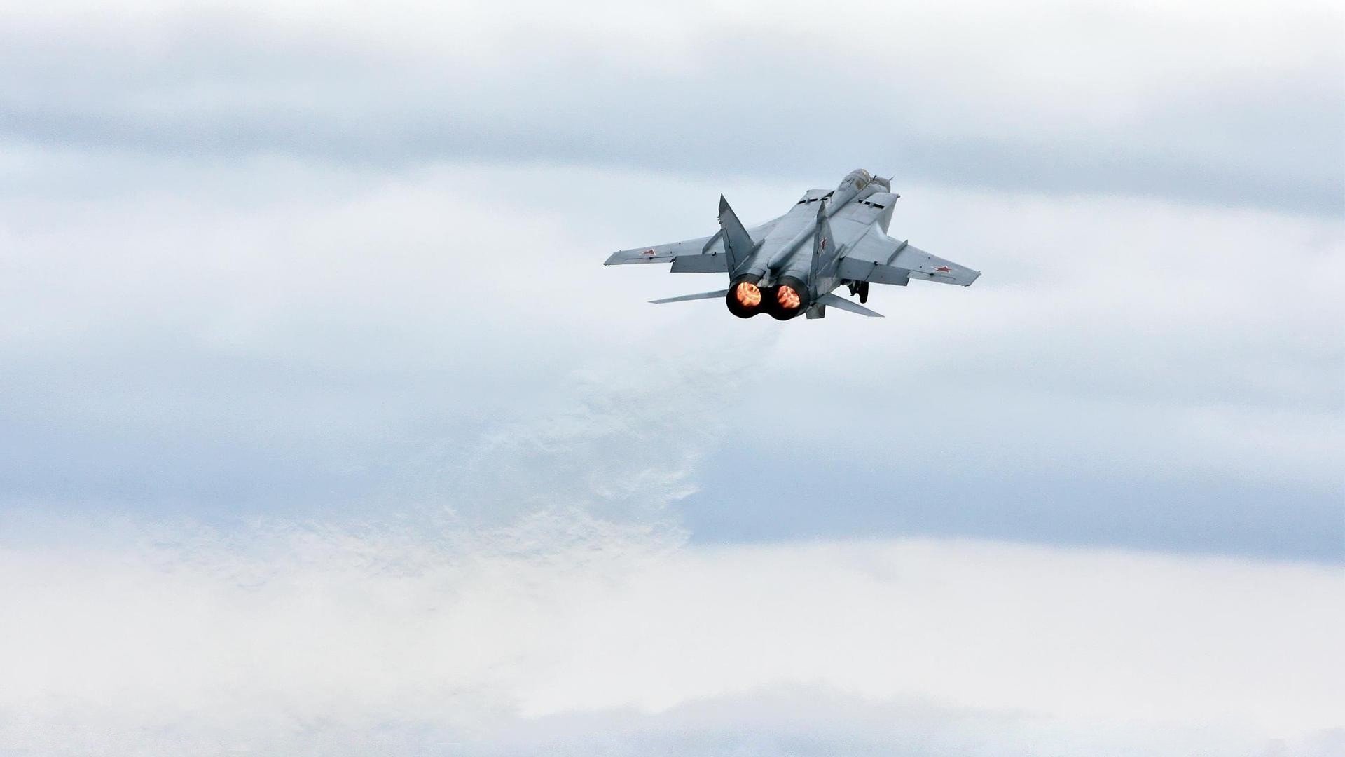 决胜局中的非常规门神，门迪如何用左脚改写德加之战剧本