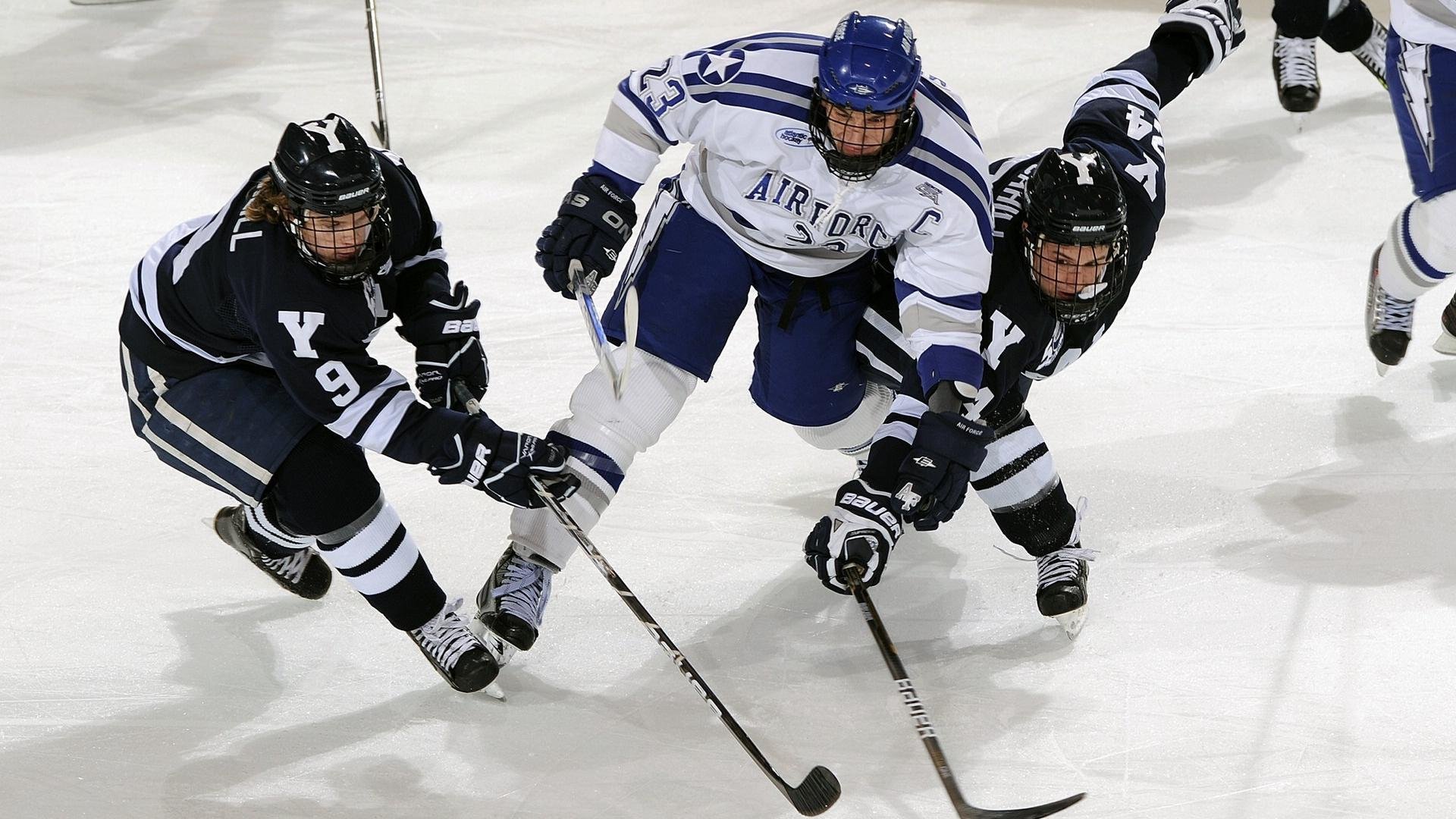 当F1的涡轮增压轰鸣,撞上绿茵场的终场哨音,一场关于争冠的时空交错叙事